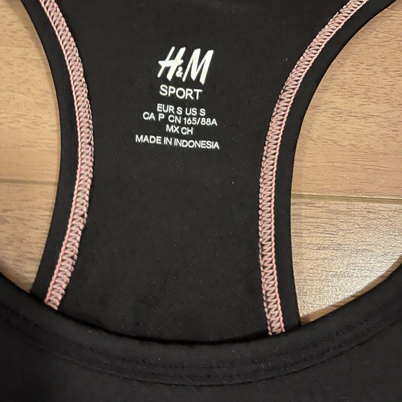 H&M Workout Tank Top - Picture 2 of 3
